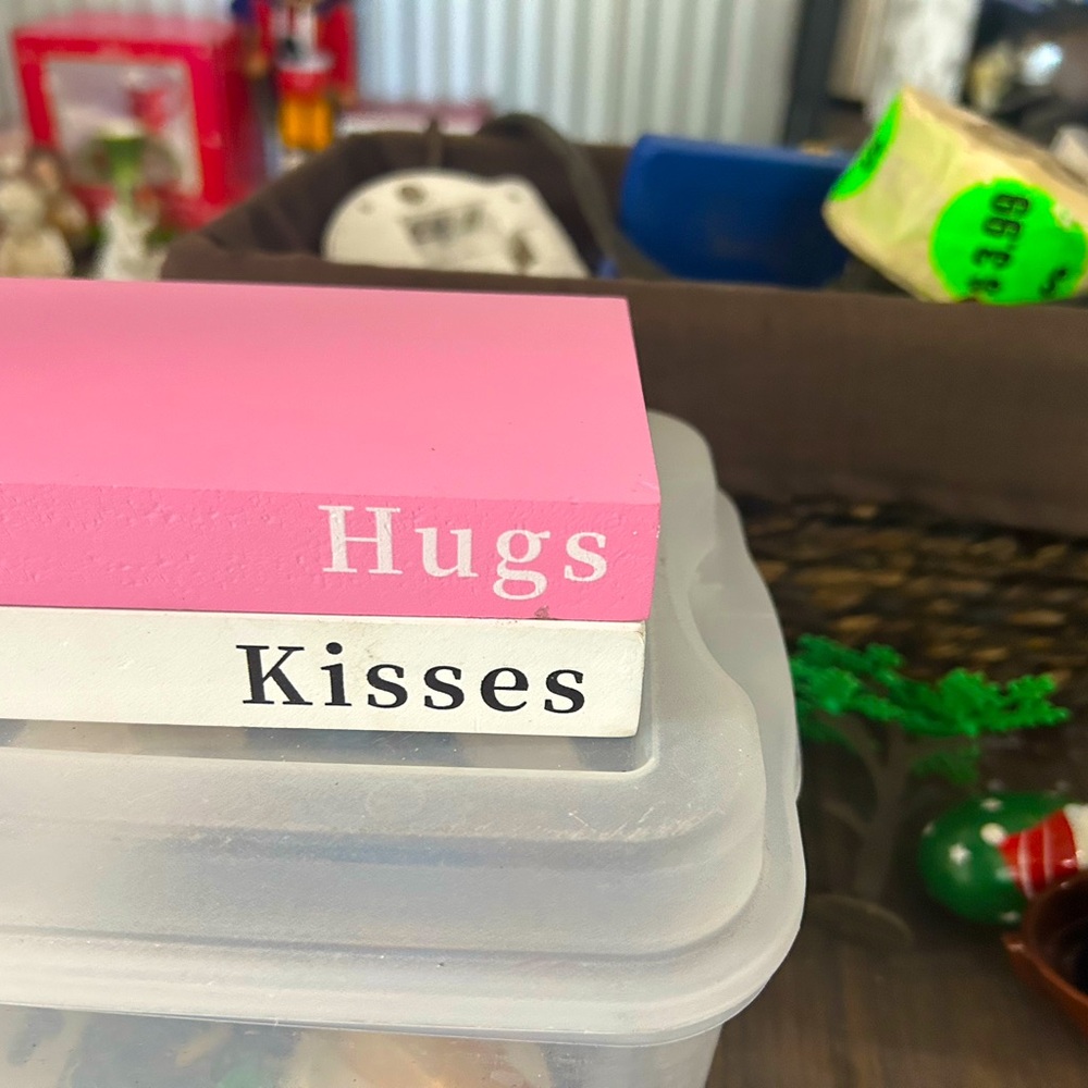 Hugs and Kisses Decor
